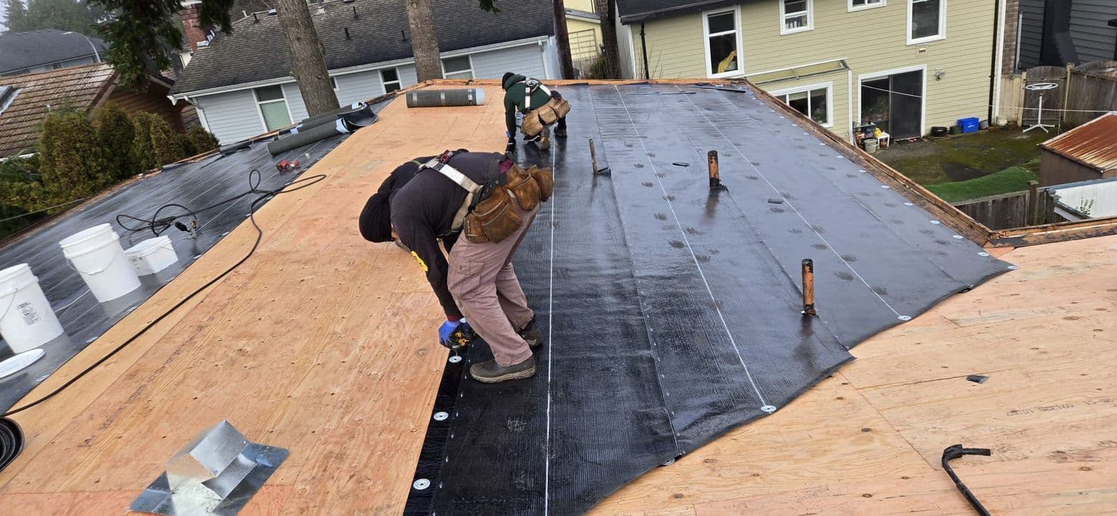 Completed flat roofing system