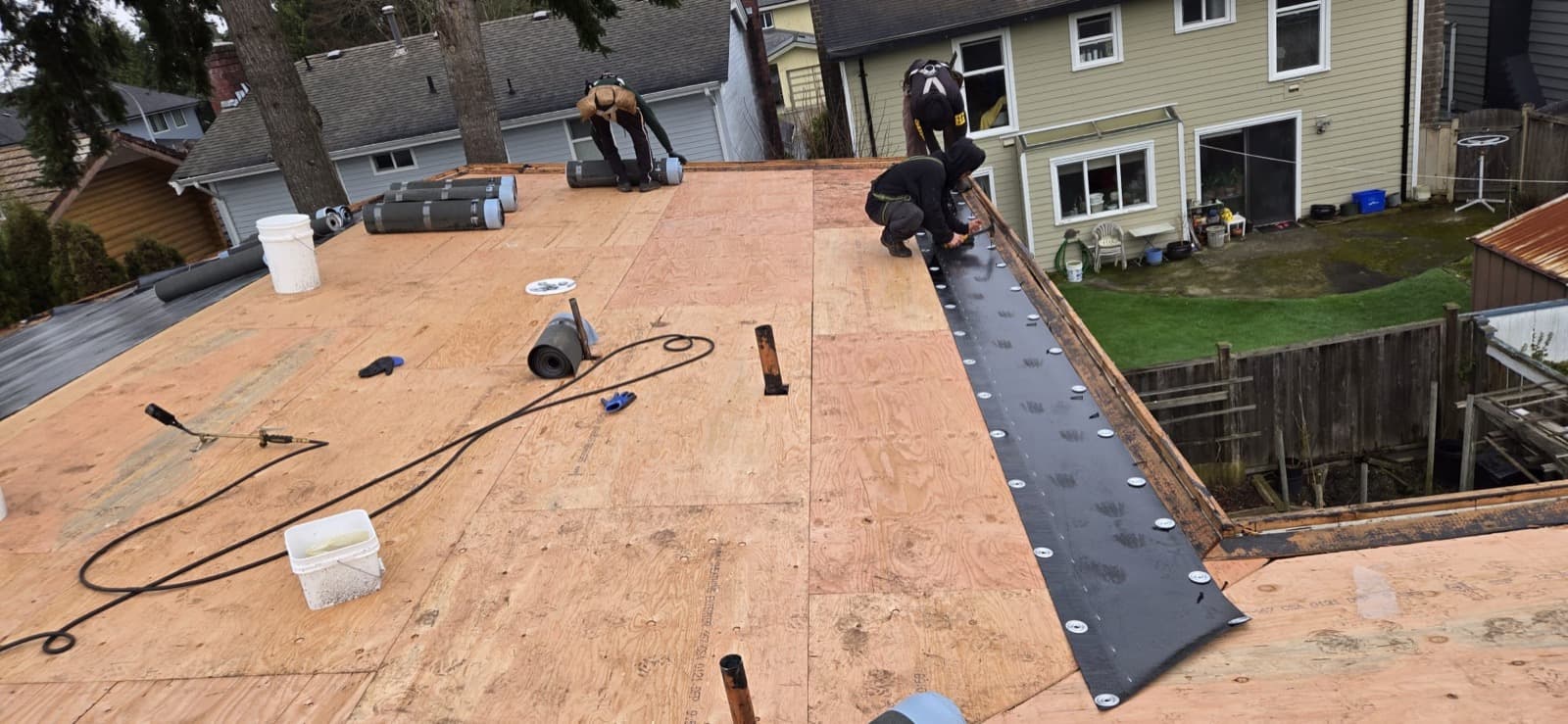 Torch-on flat roofing installation